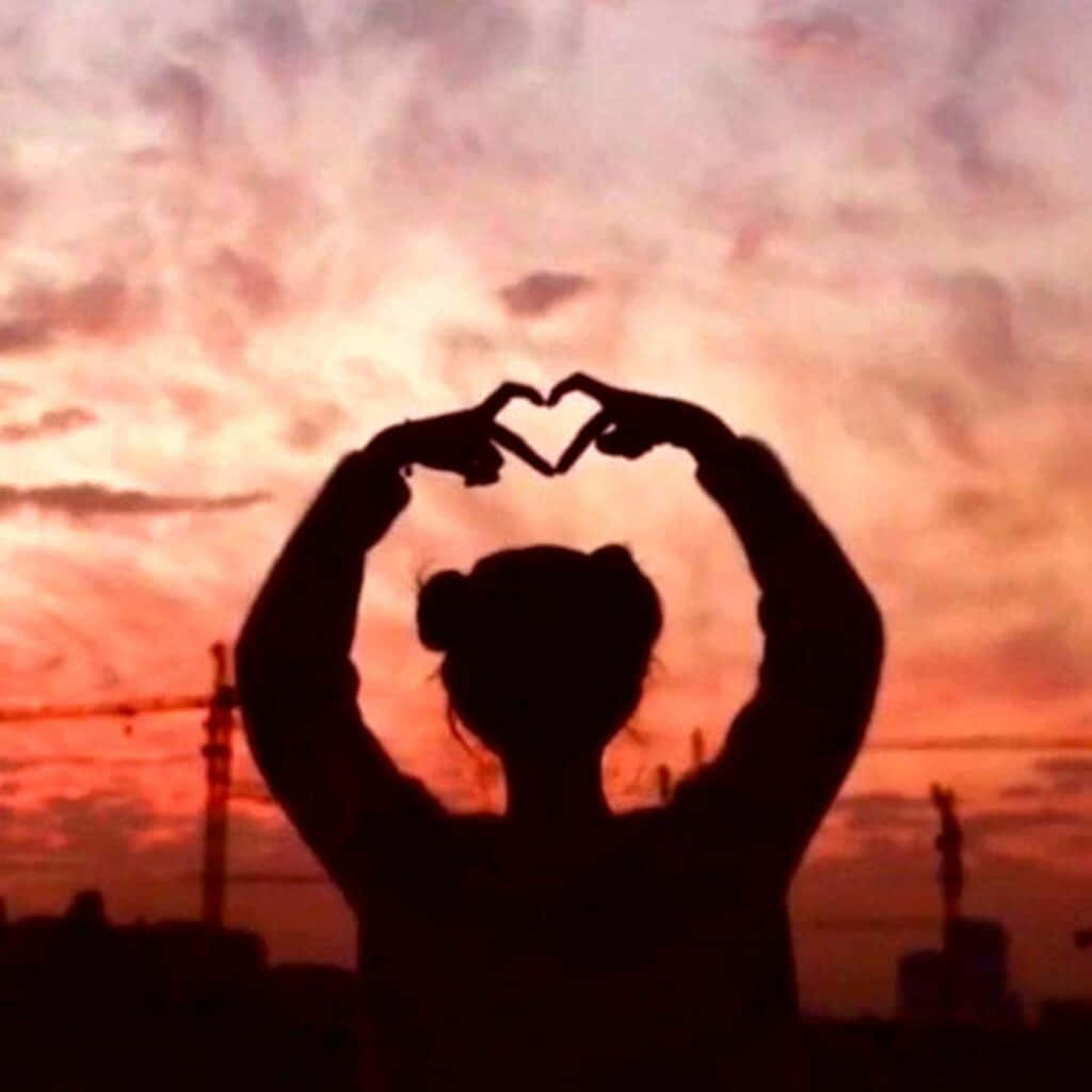 Silhouette Girl Heart Tiktok Pfp Ideas Background