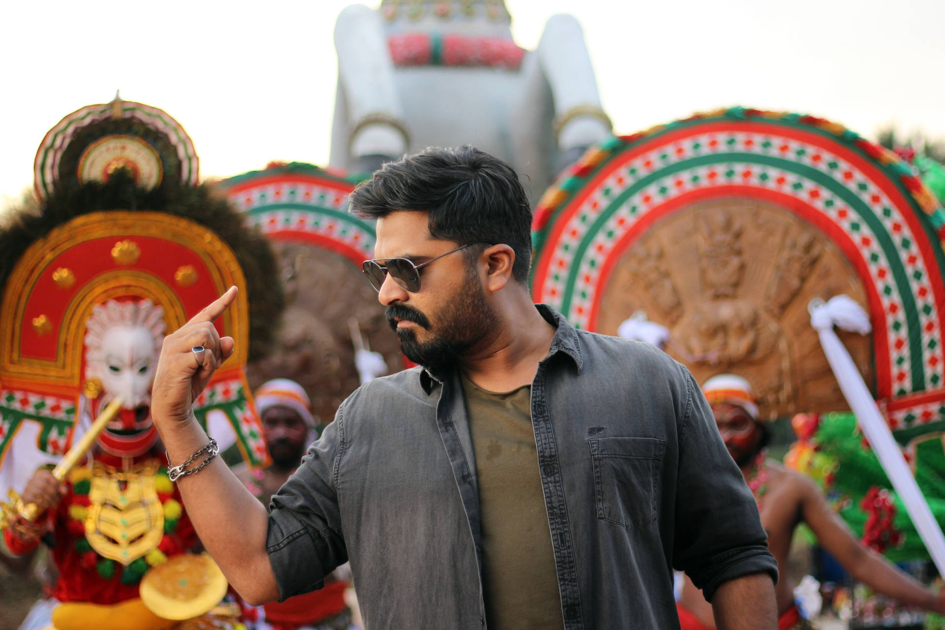 Simbu Displaying Powerful Action In The Comedy Film Vantha Background