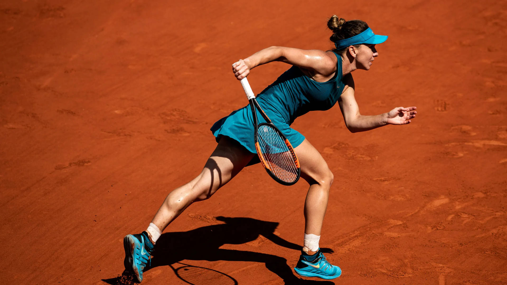 Simona Halep In Blue Green Sportswear