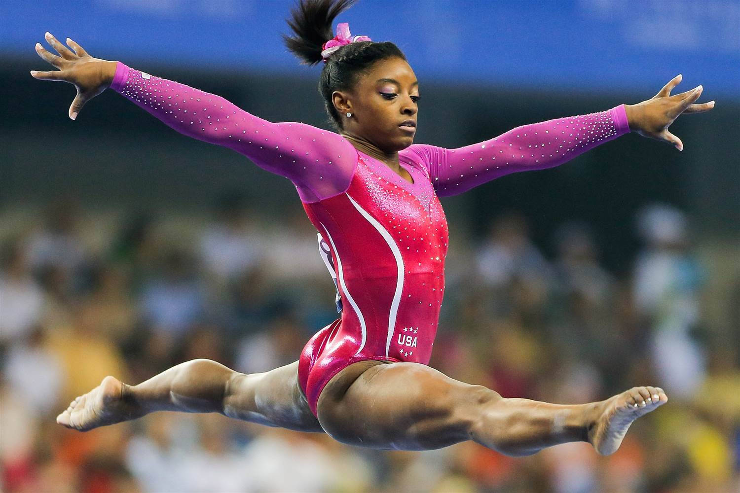 Simone Biles Performing A Perfect Balance Beam Routine Background