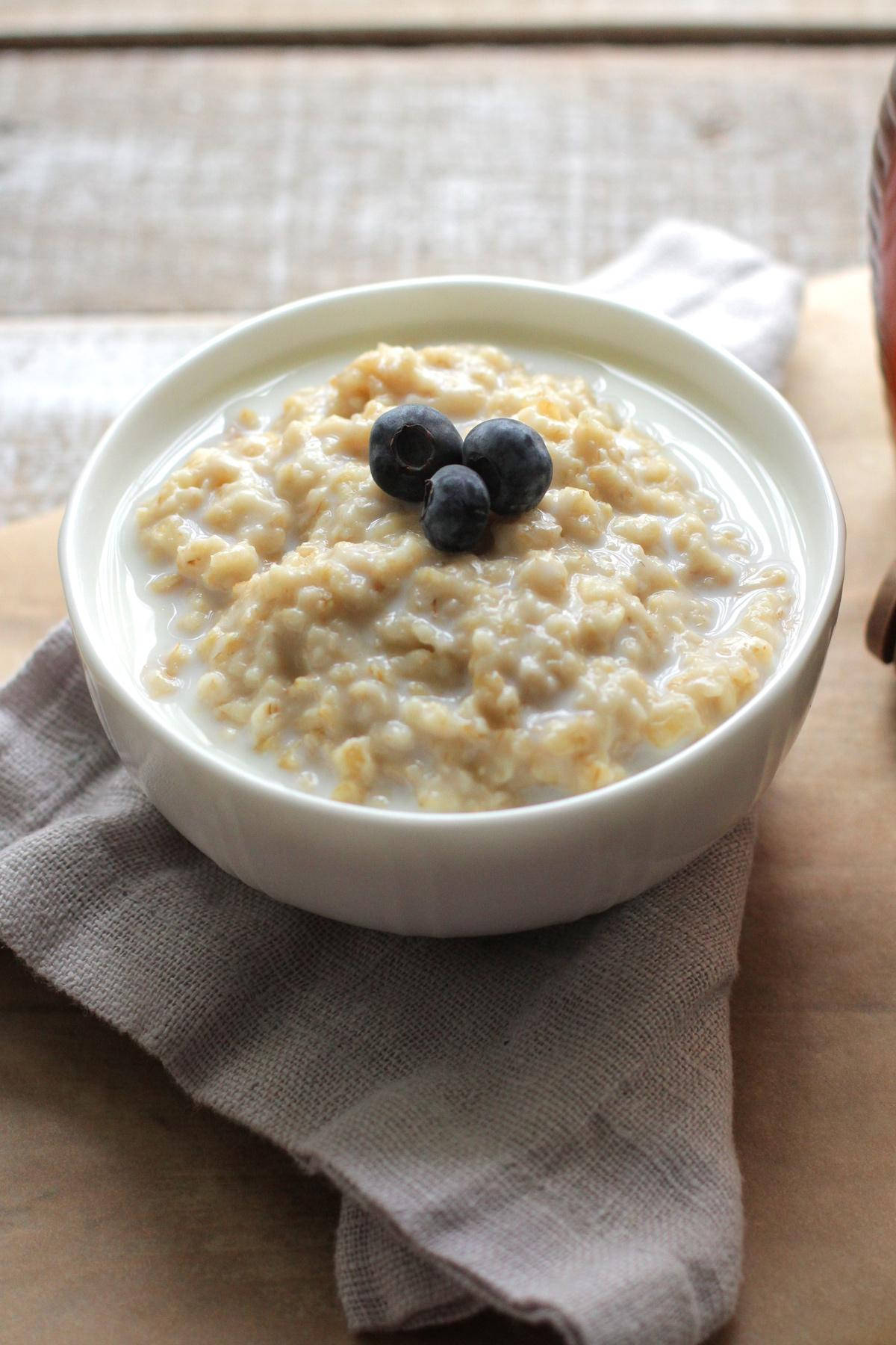 Simple Oatmeal Porridge Dish Background