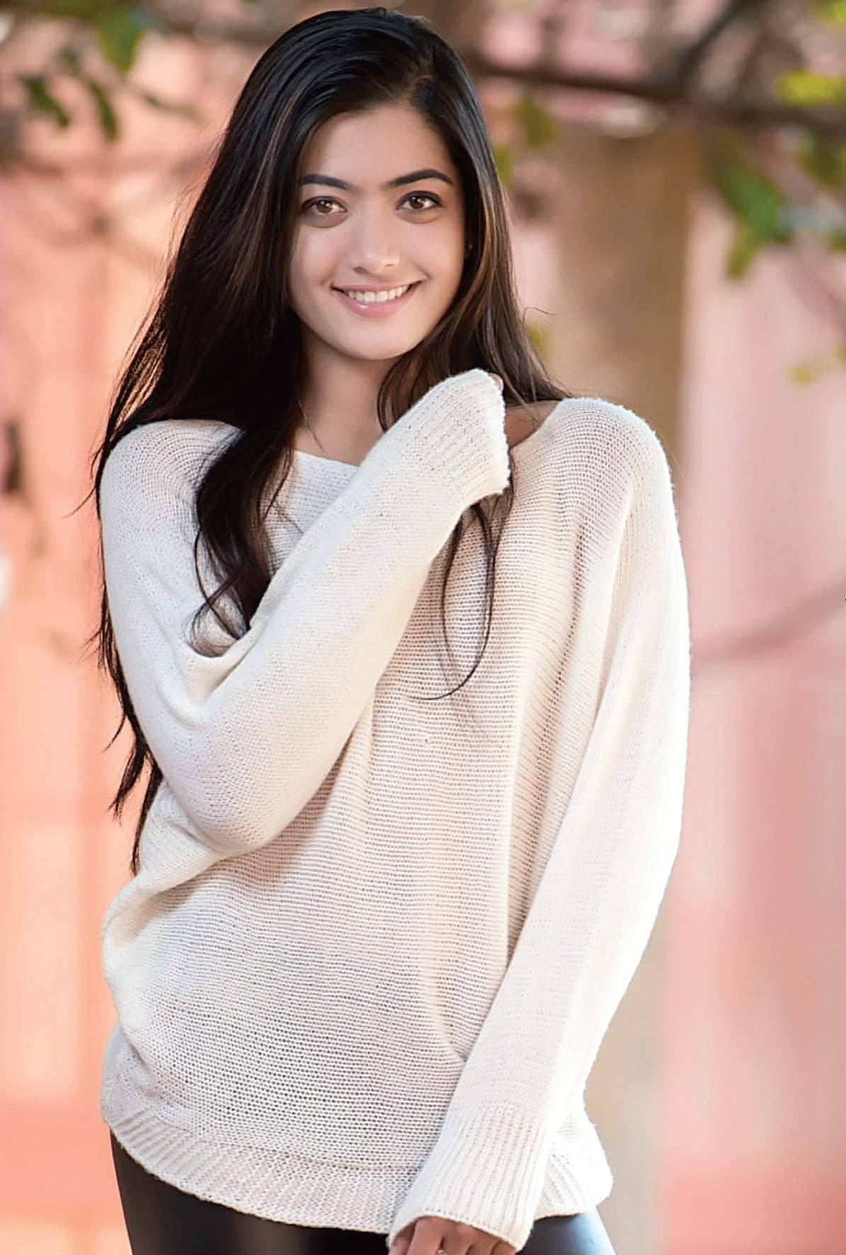 Simple Rashmika Mandanna Hd Background