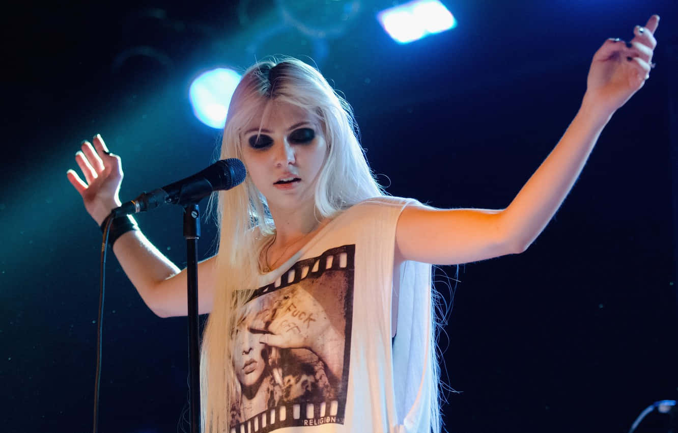 Singer Of The Pretty Reckless Band Raising Hands Background