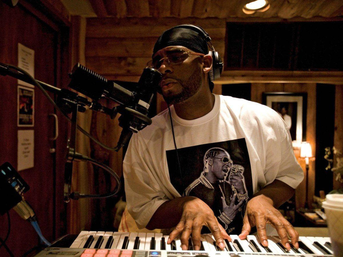 Singer R.kelly Captured At His Home Recording Studio