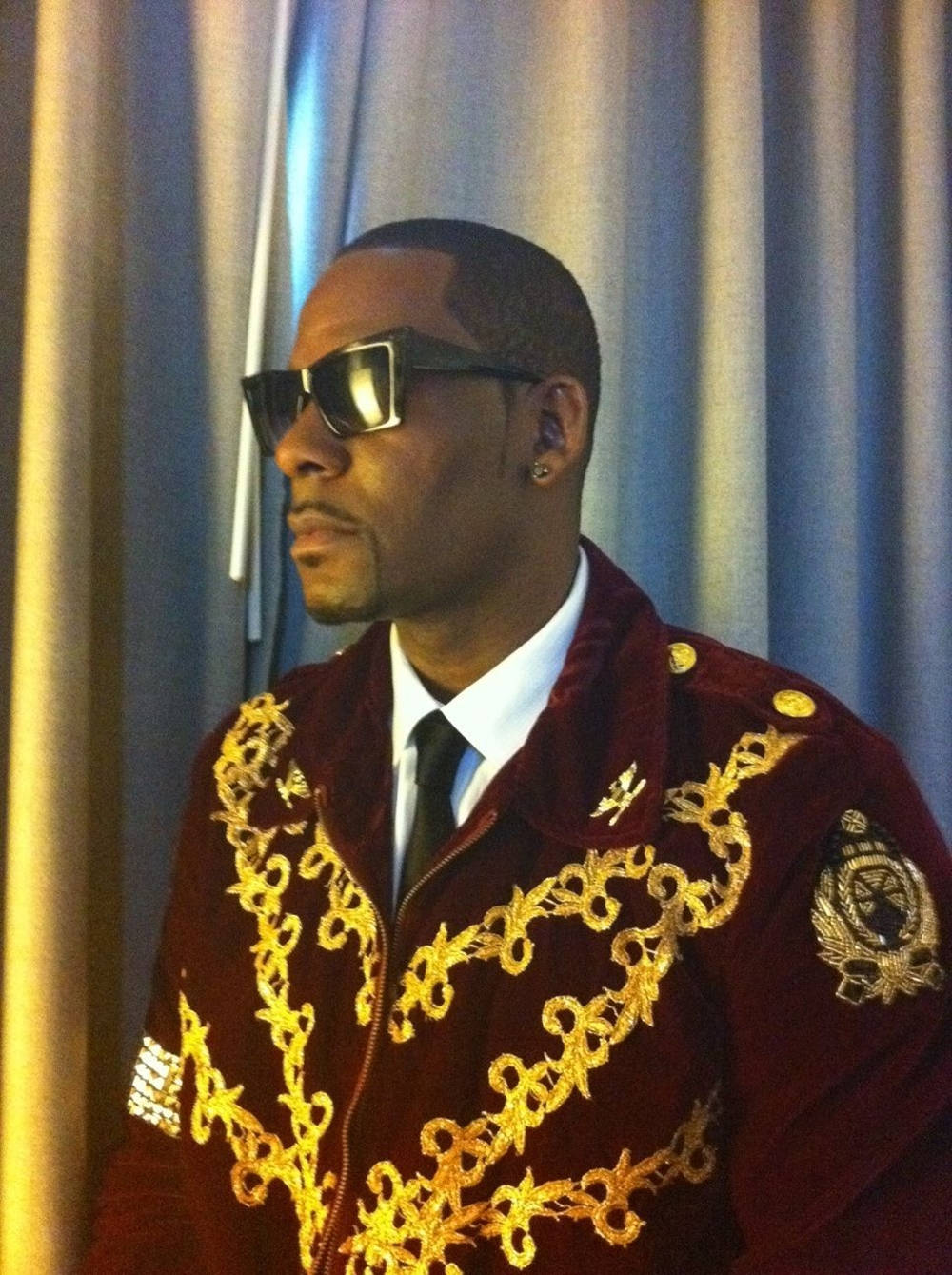 Singer R Kelly In Concert Outfit Background