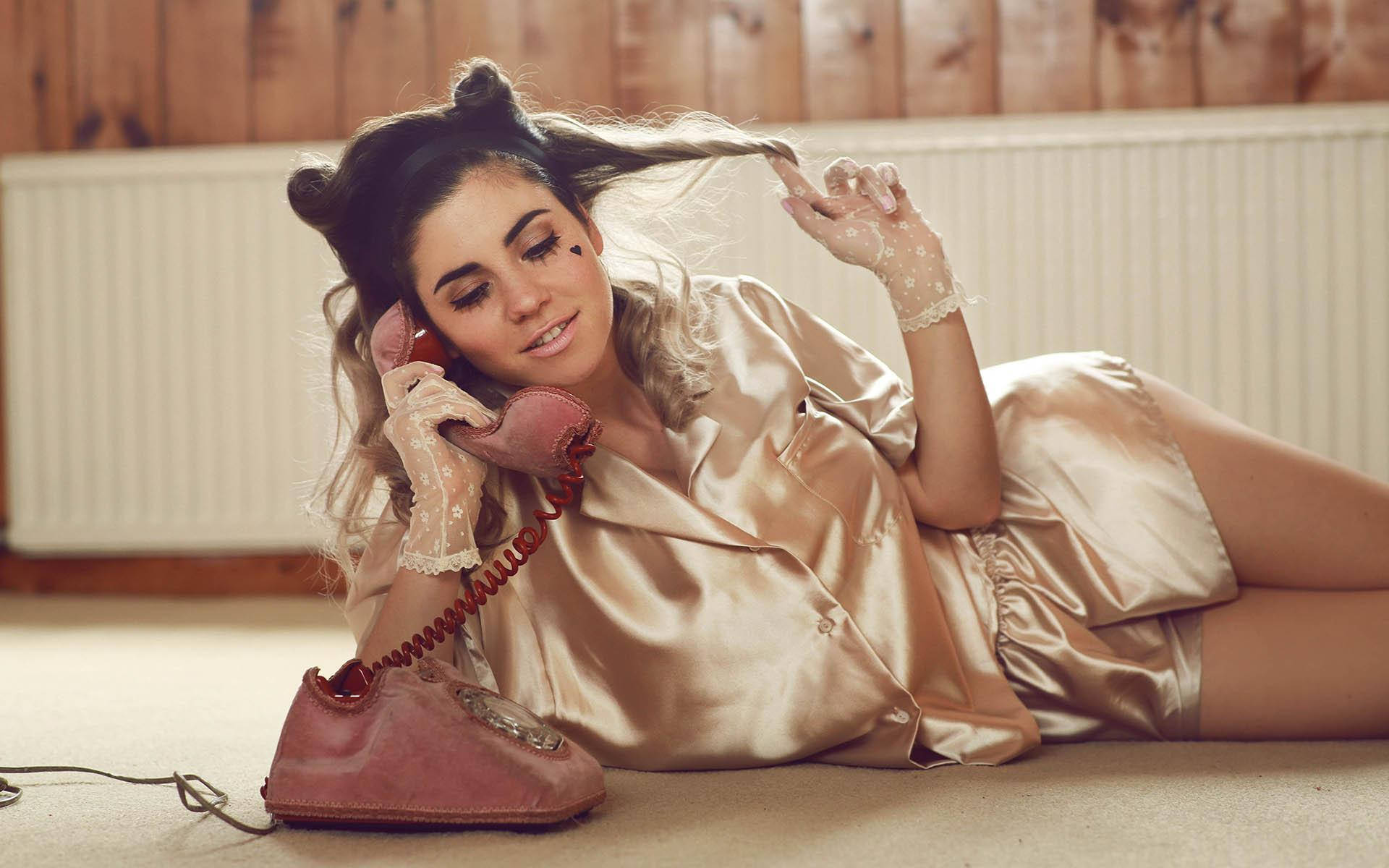 Singer-songwriter Marina And The Diamonds In A Sleek Sleepwear Look Background
