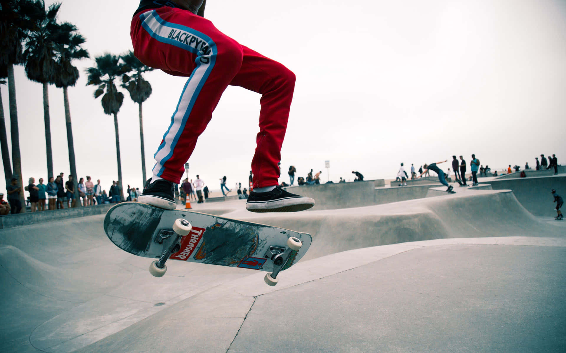 Skateboarder Trickat Skatepark Background