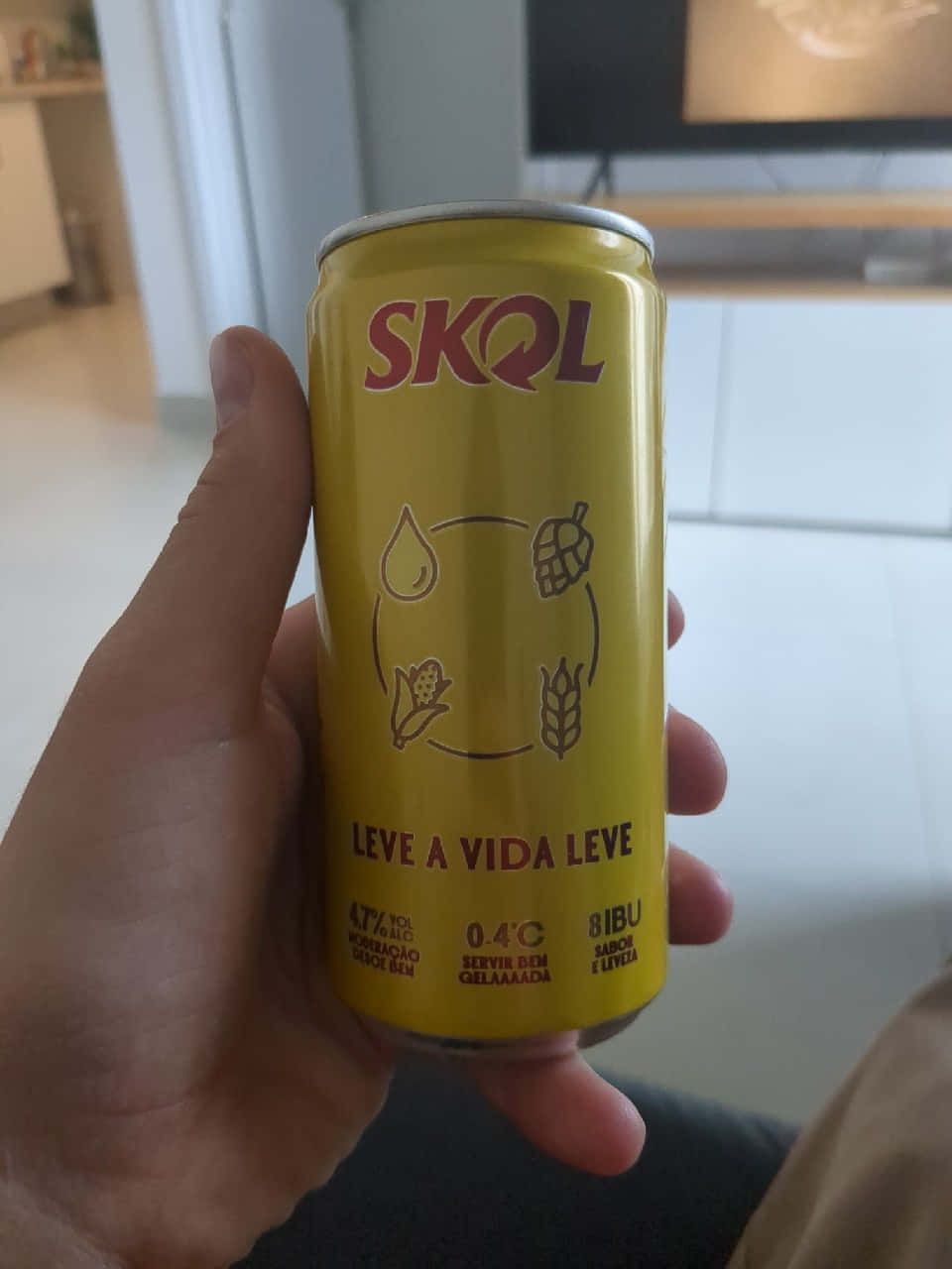 Skol Beer Can Heldin Hand Background