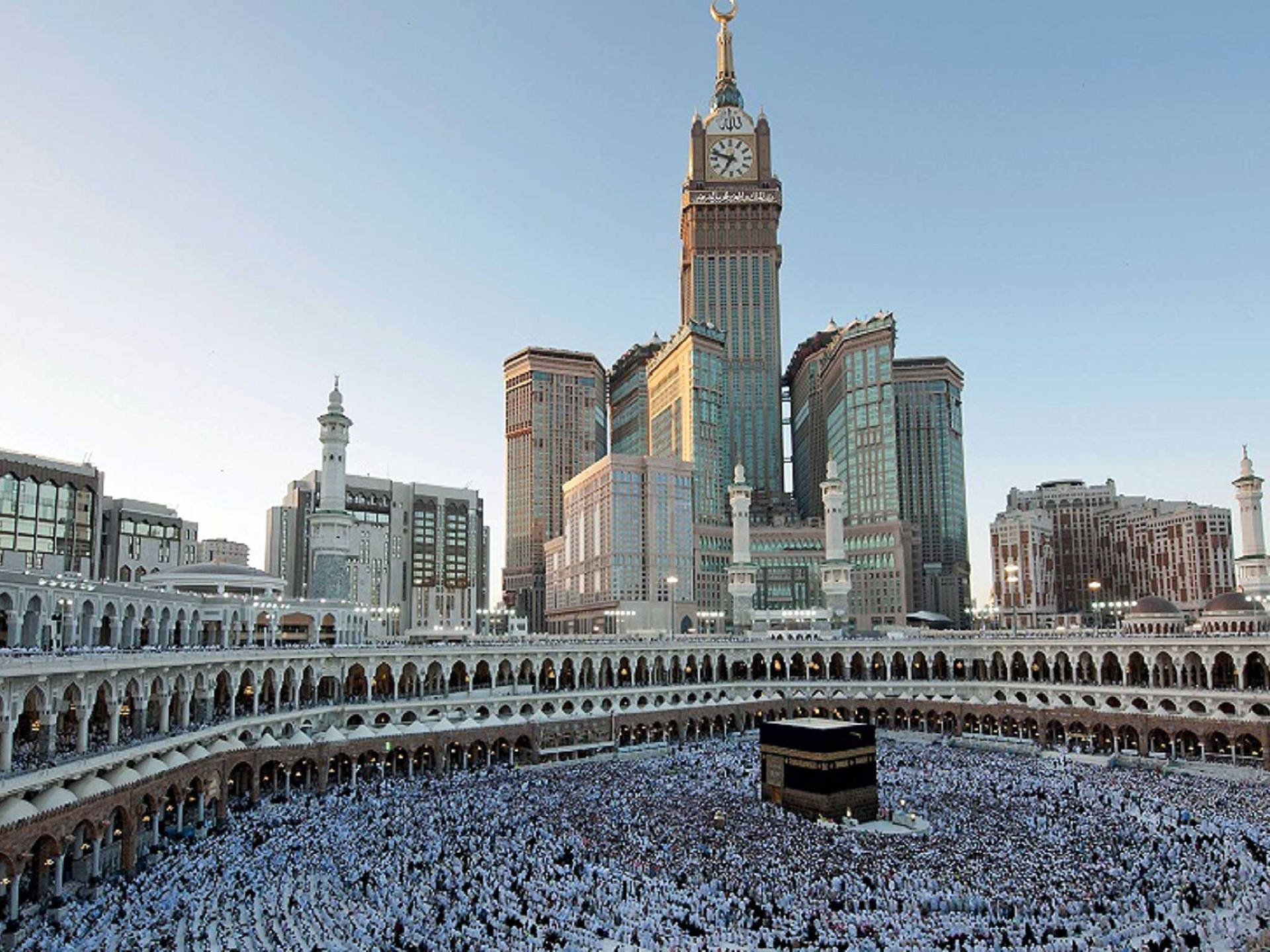 Skyscrapers And Hajj Crowd In Makkah Hd Background