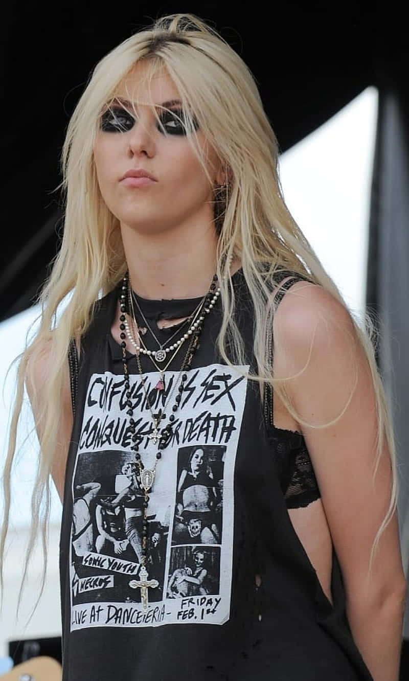 Sleevless Blouse Of The Singer Of The Pretty Reckless Band Background