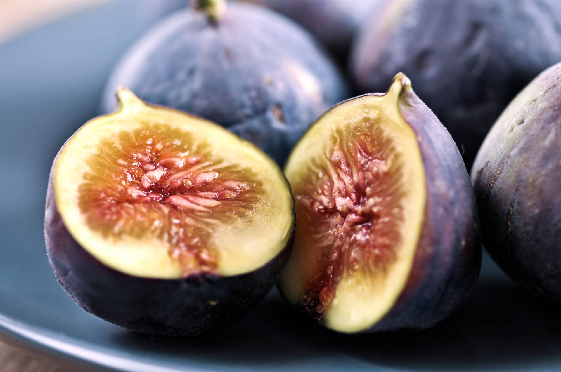 Sliced Figs Adorning A Blue Plate