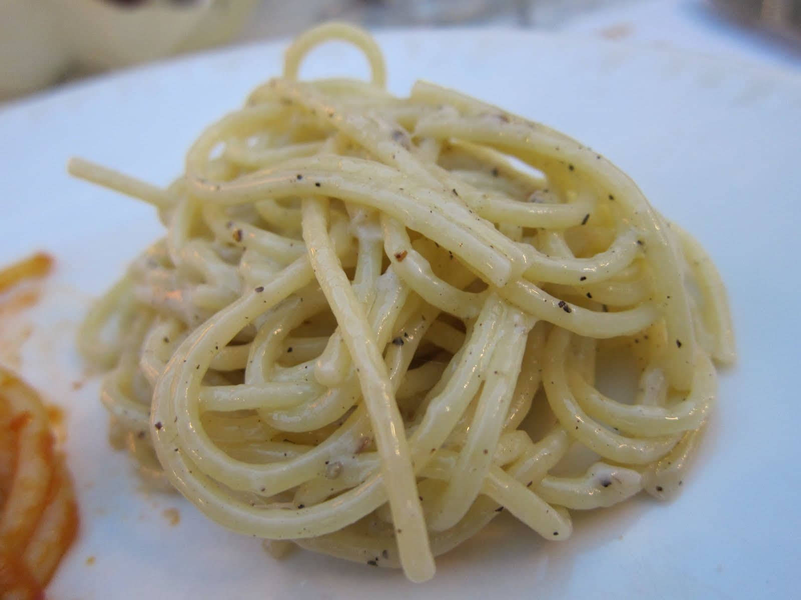 Small Serving Of Cacio E Pepe Background