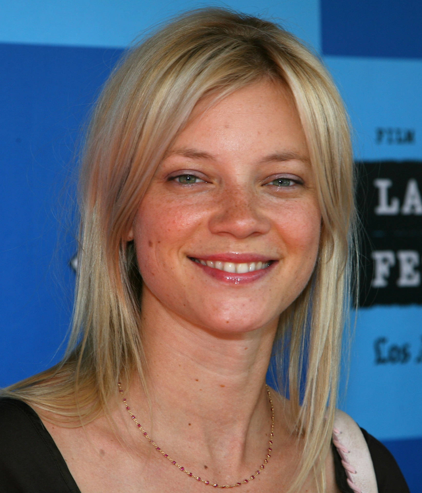 Smiling Actress Amy Smart In High Definition Wallpaper Background