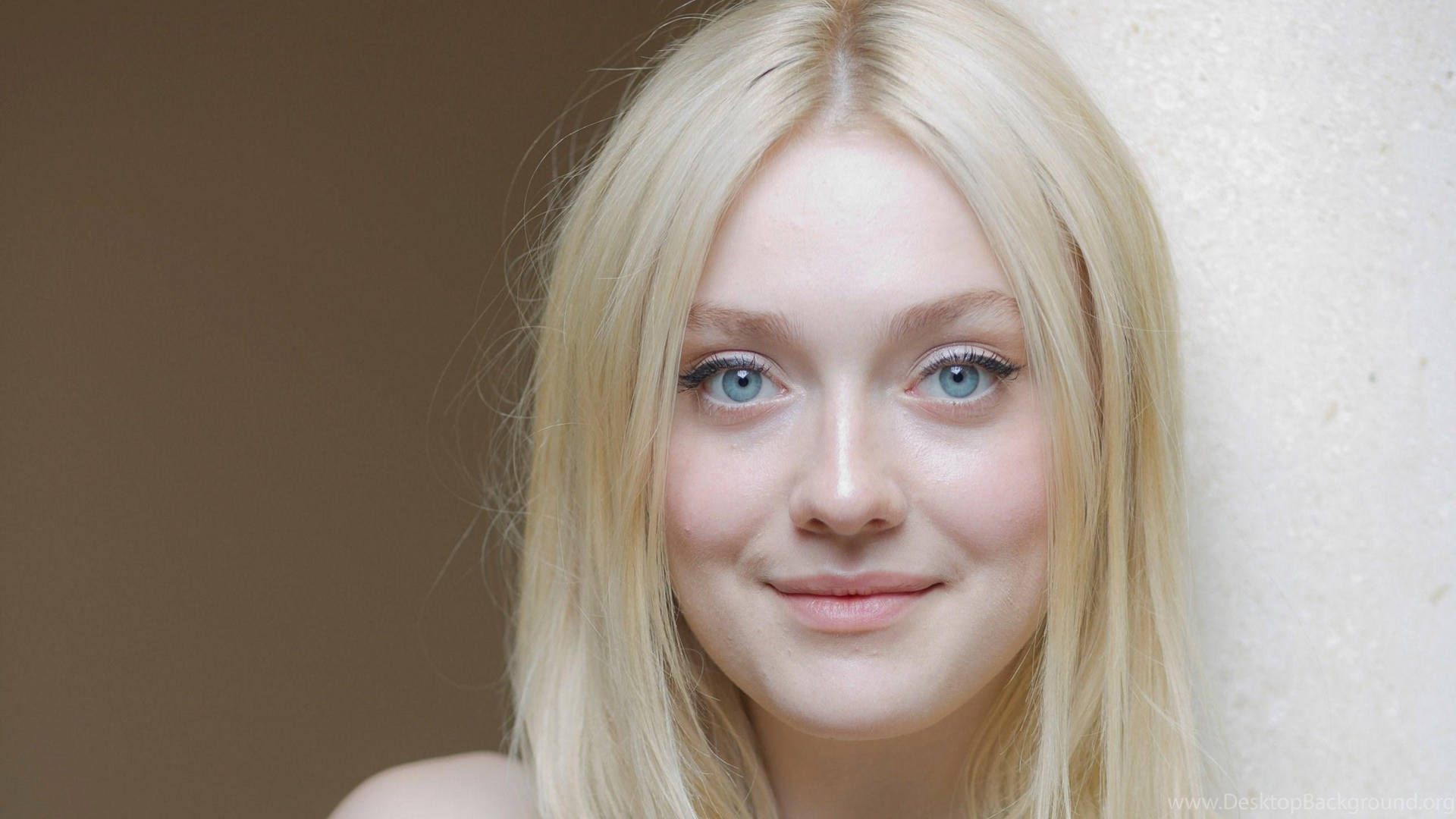 Smiling American Actress Dakota Fanning Blue Eyes