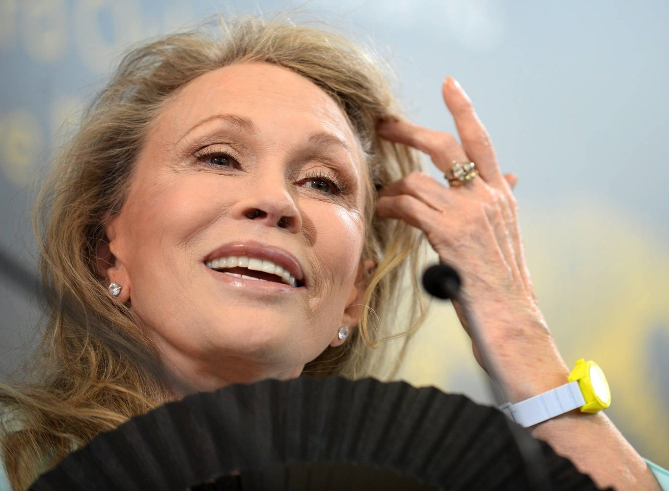 Smiling American Actress Faye Dunaway Background