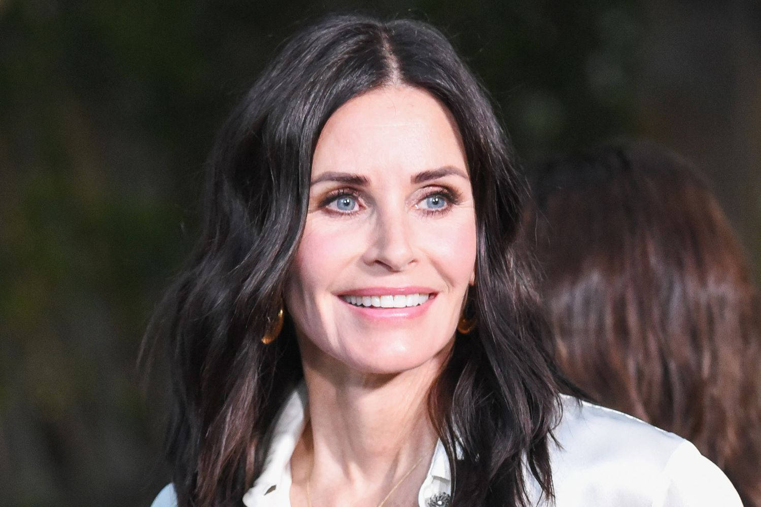 Smiling Courteney Cox Background