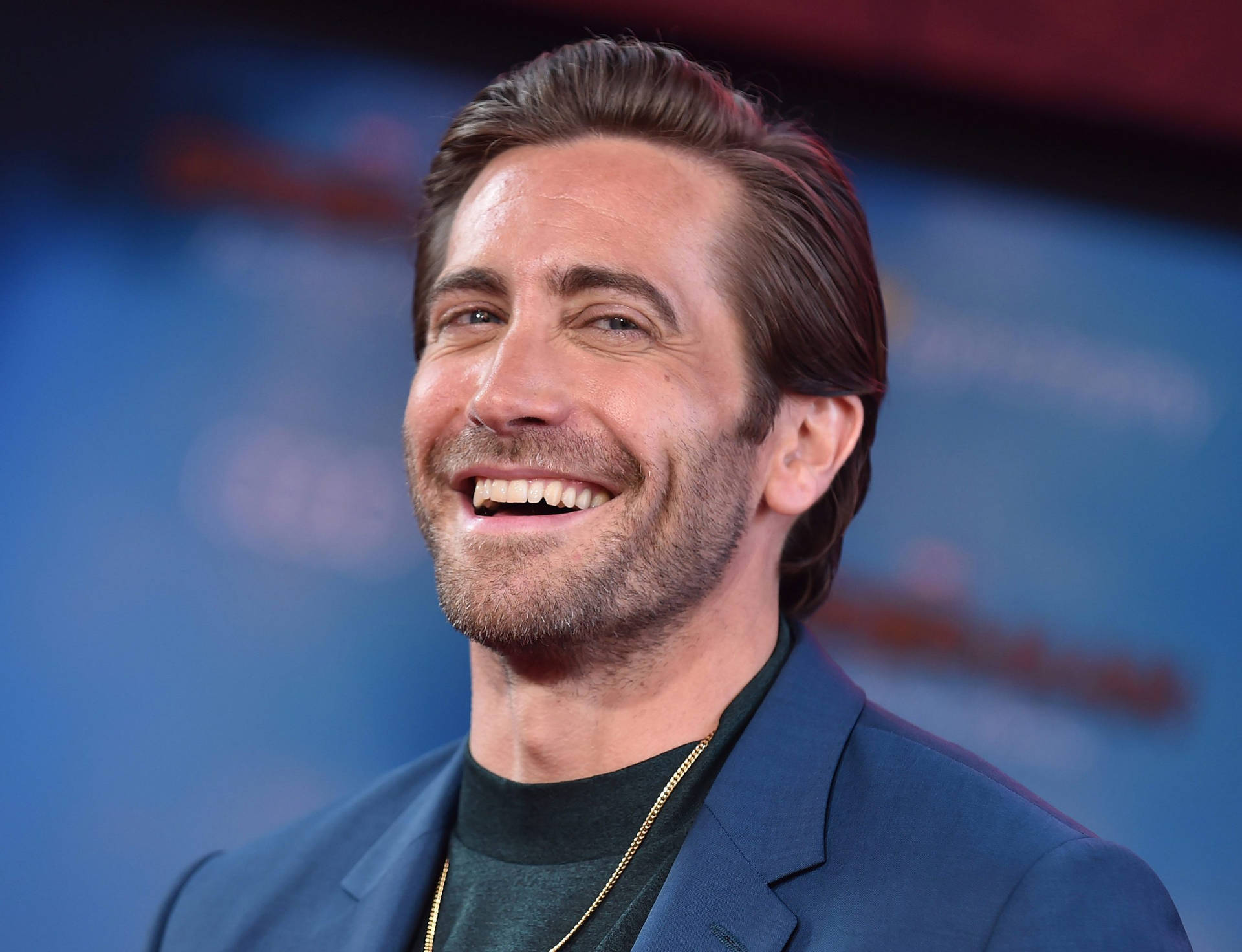 Smiling Jake Gyllenhaal Background