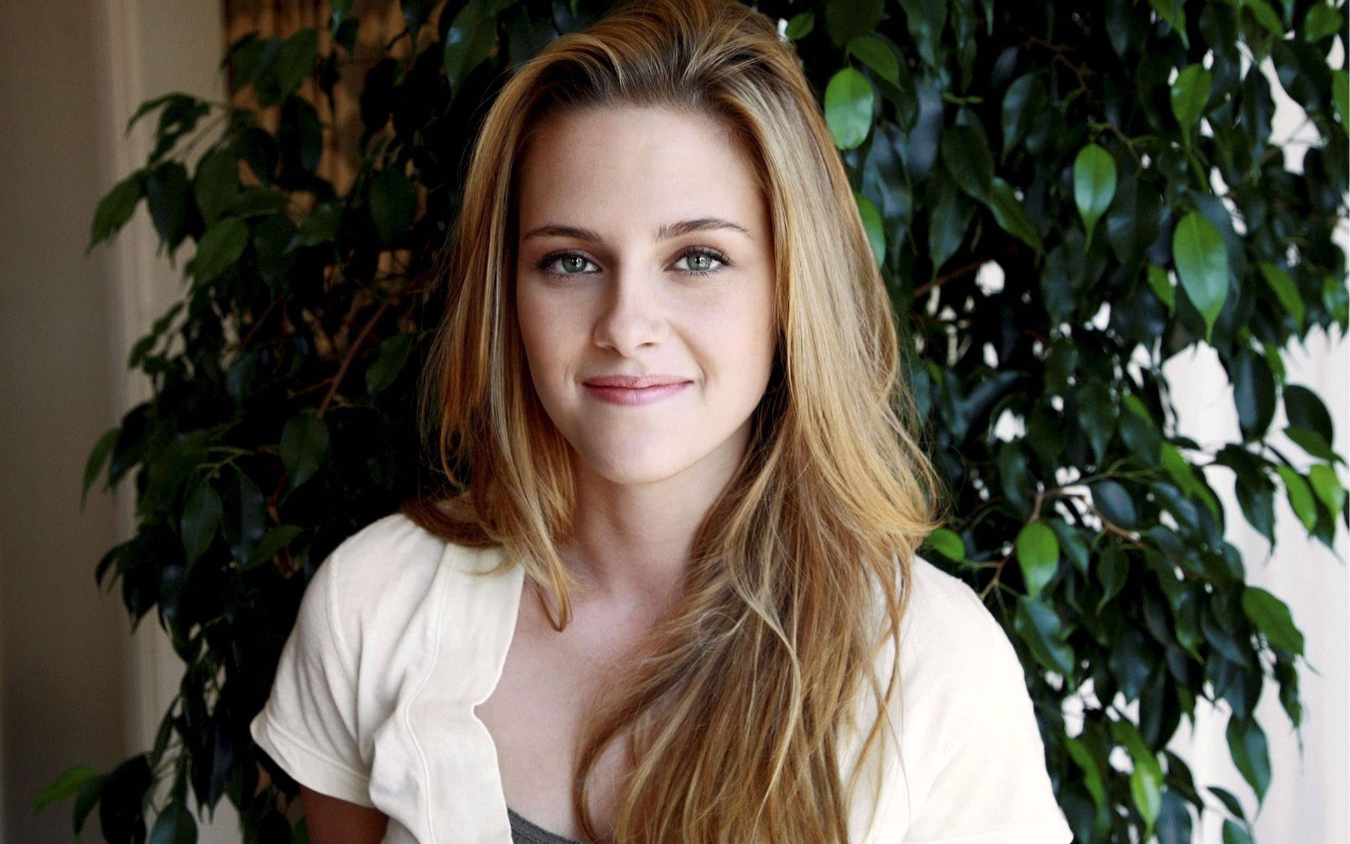 Smiling Kristen Stewart Background