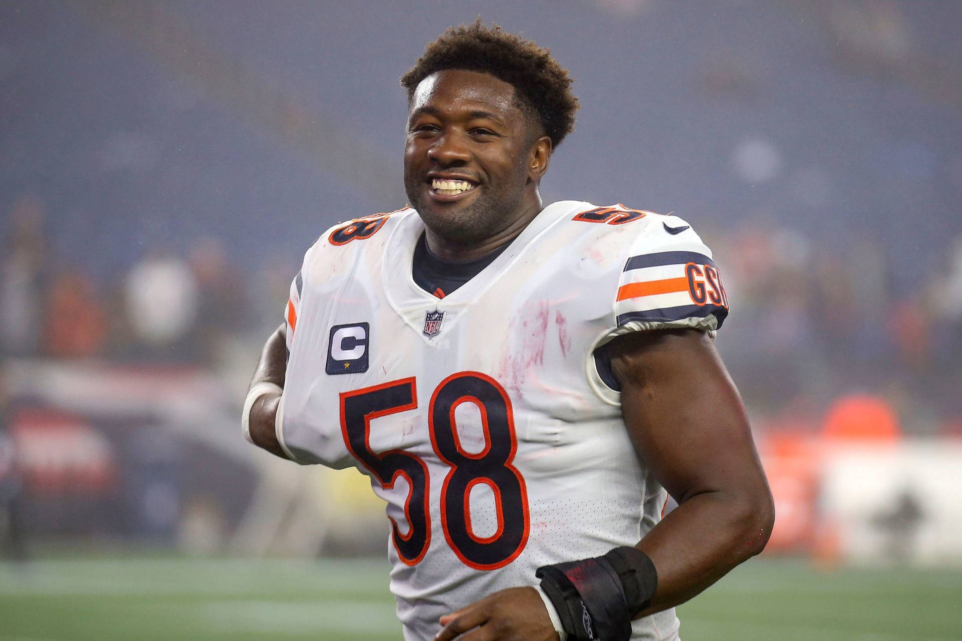 Smiling Roquan Smith In Chicago Bears Jersey Background