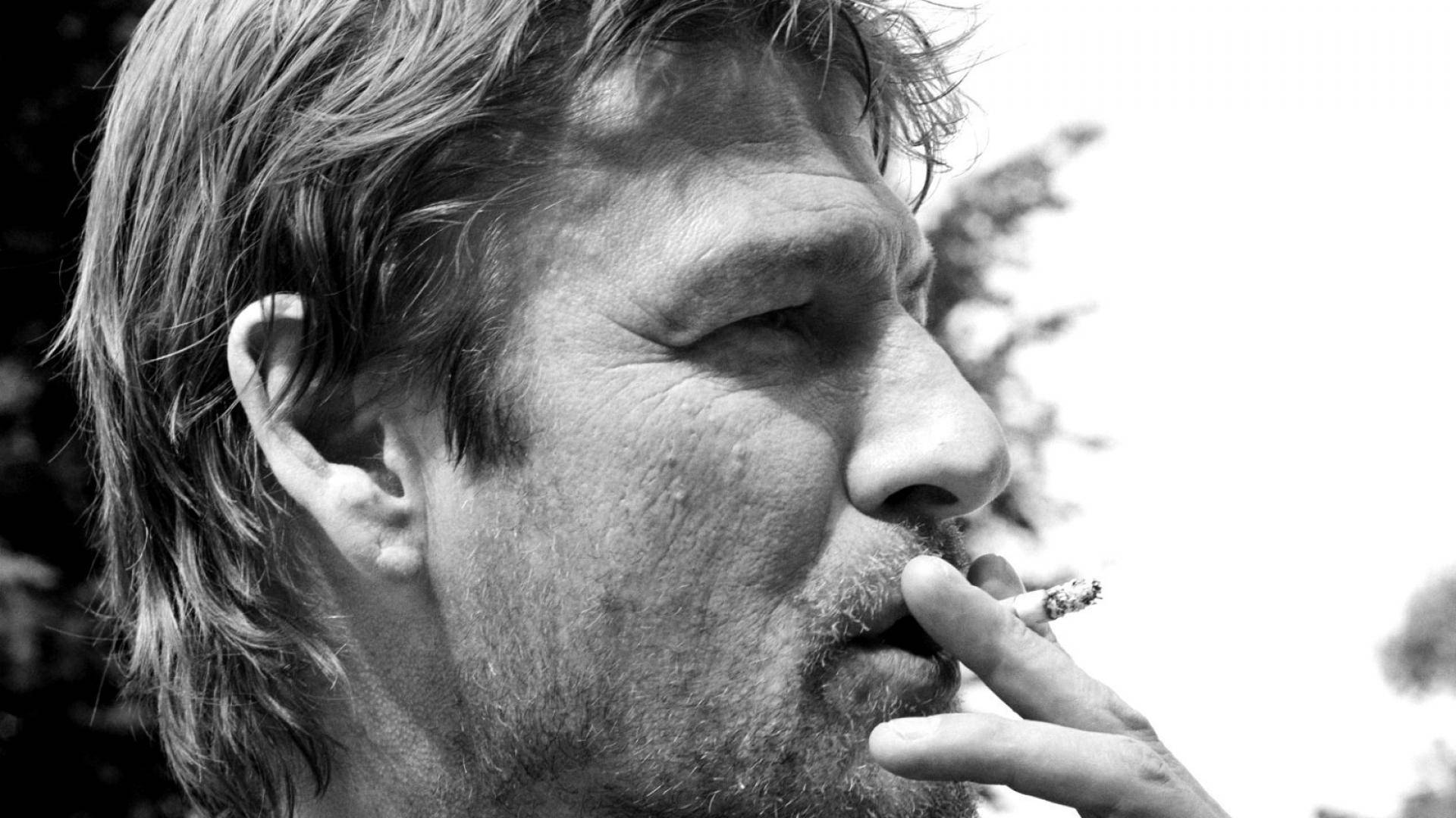 Smoking Sean Bean Greyscale Shot Background