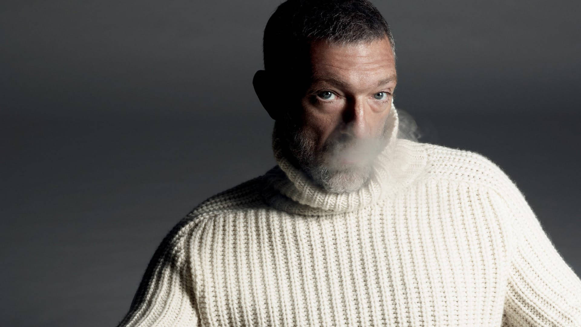 Smoking Vincent Cassel