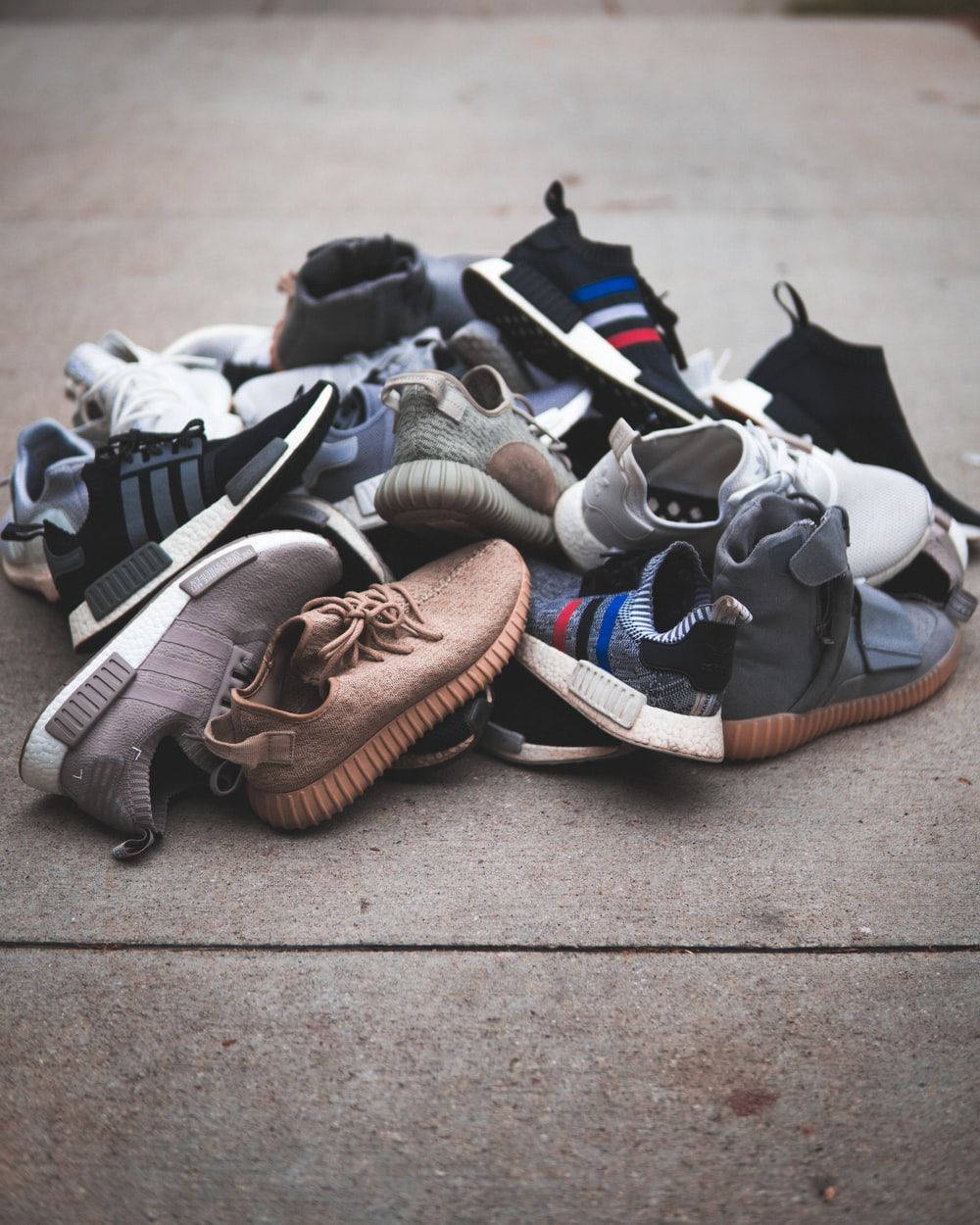 Sneaker Adidas Pile Background