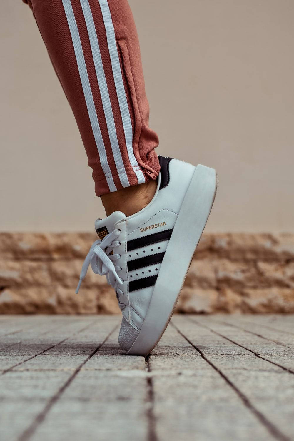 Sneaker Adidas Superstar Tiptoeing Background