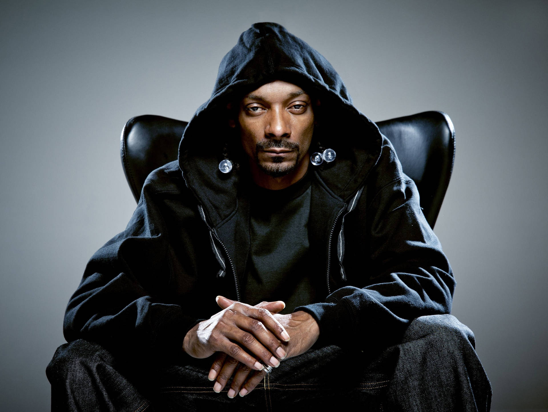 Snoop Dogg Black Leather Chair Background