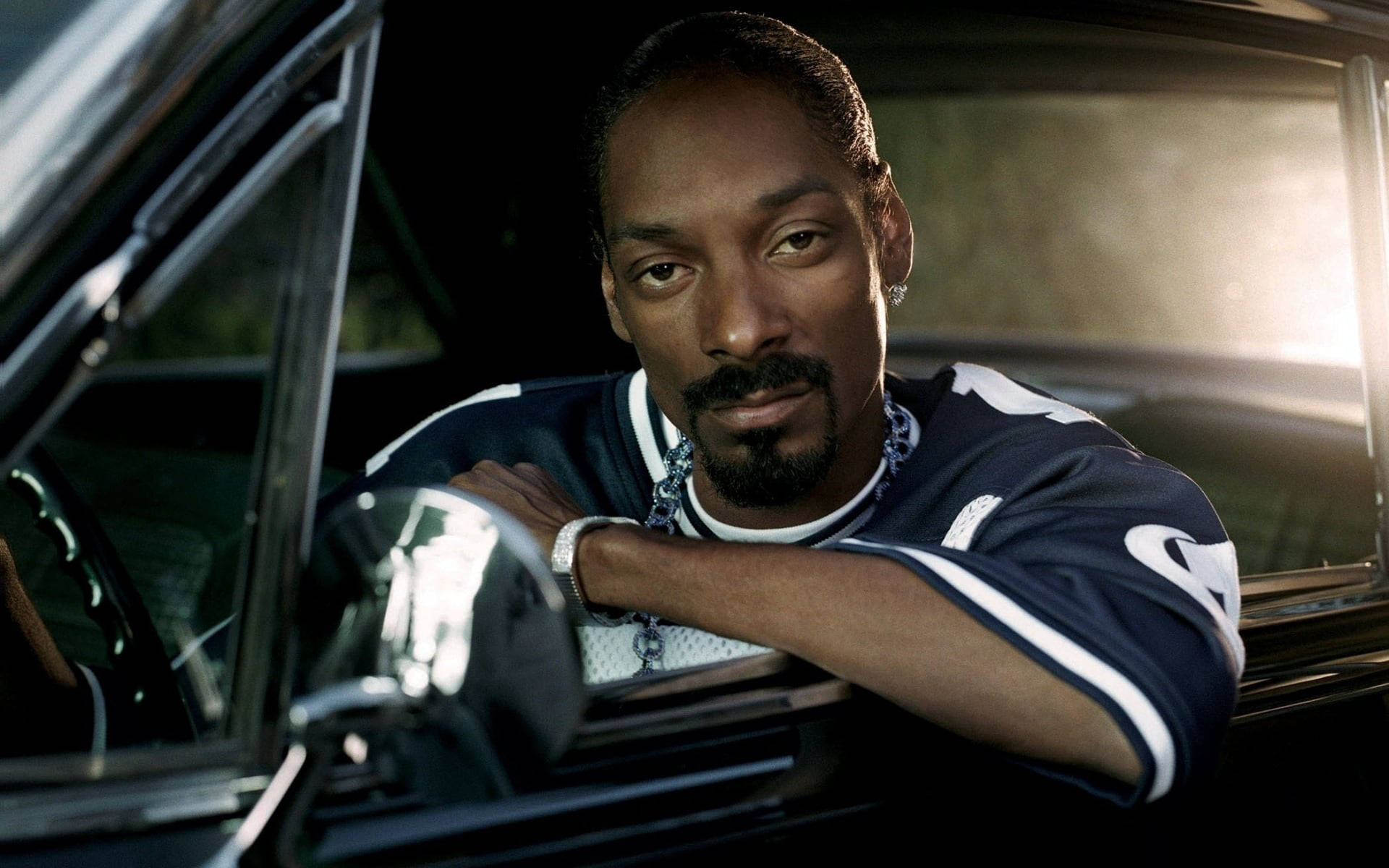 Snoop Dogg Chilling In A Car Background