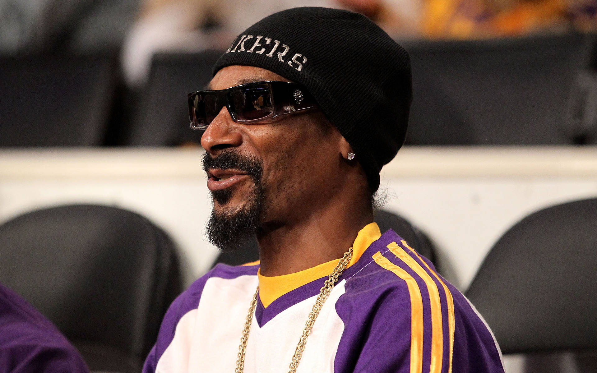 Snoop Dogg During A Lakers Game Background