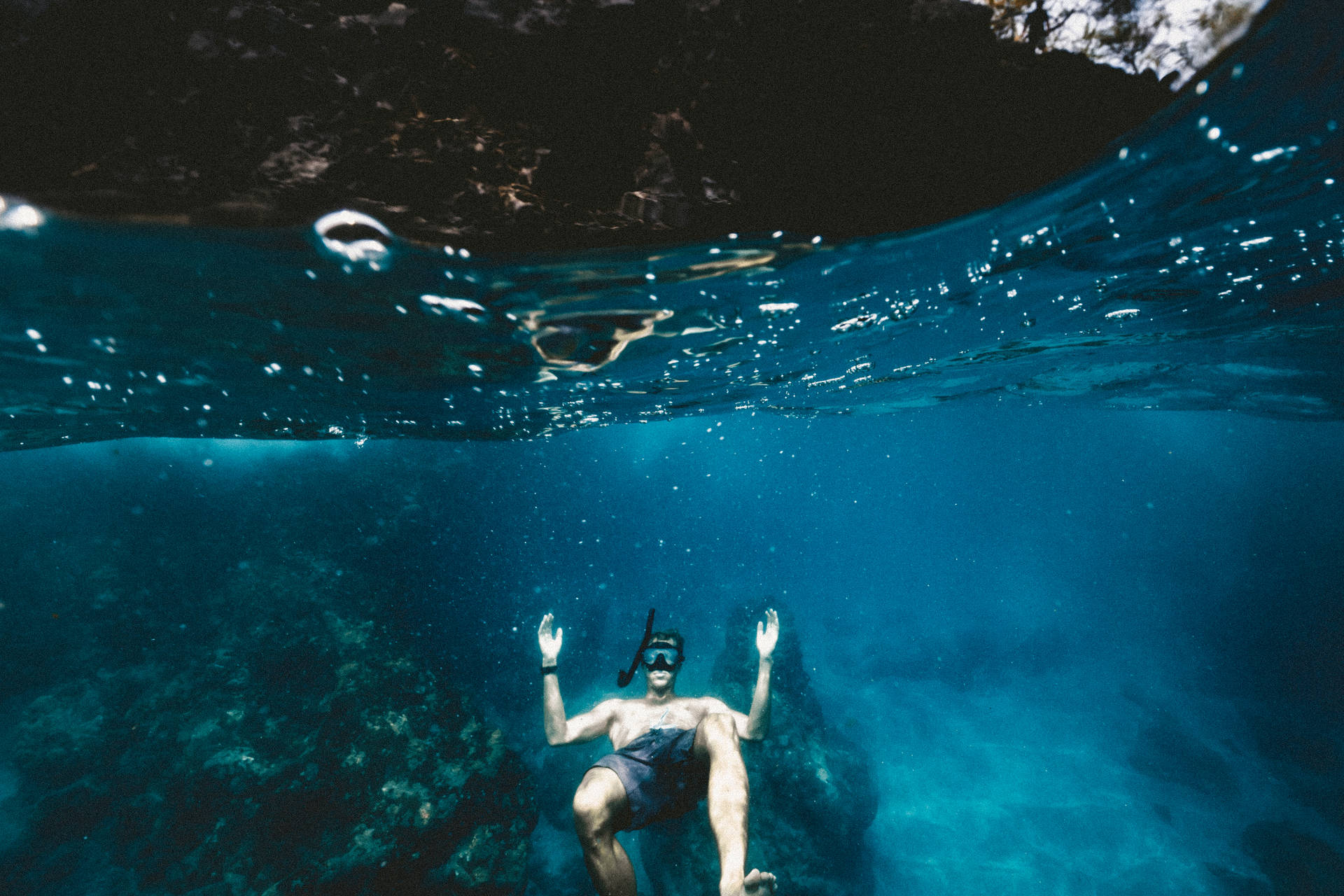 Snorkeling Back-floating Background