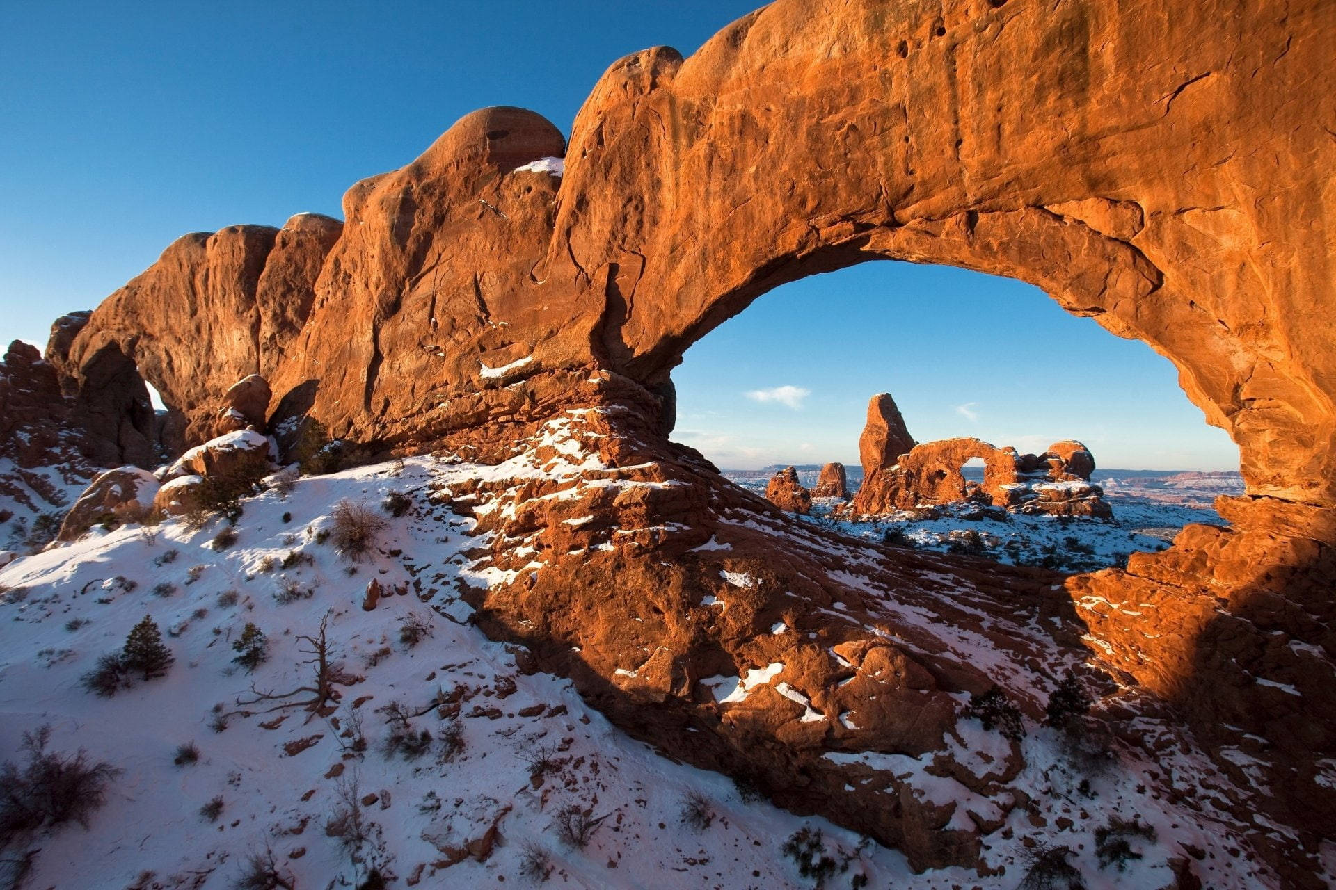 Snowy Grounds At The Arches National Park Background