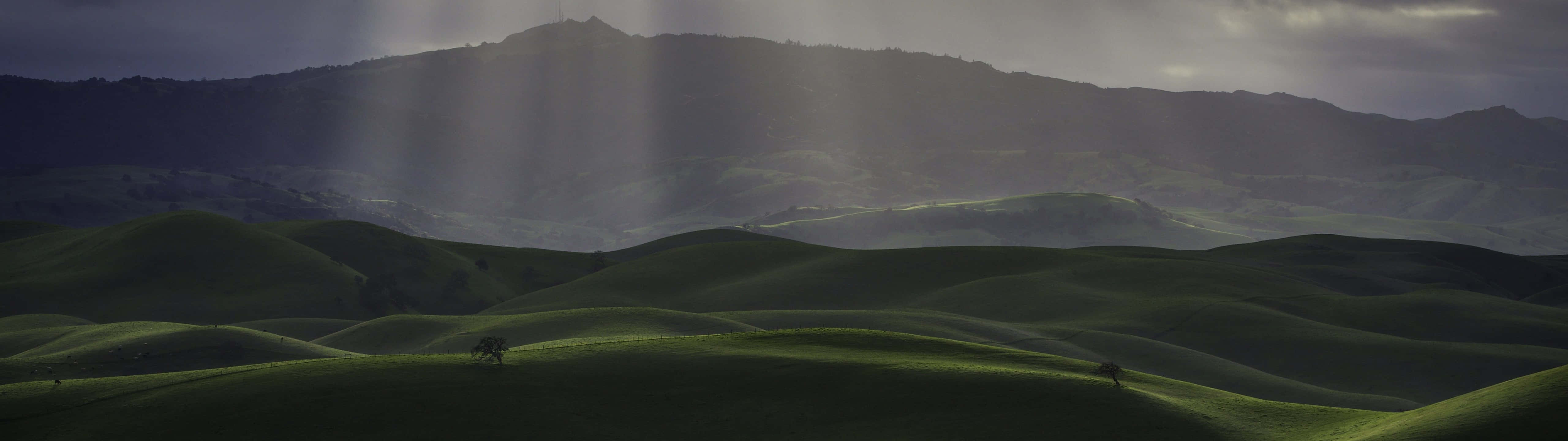 Soak In The Beauty Of California's Mountains Background