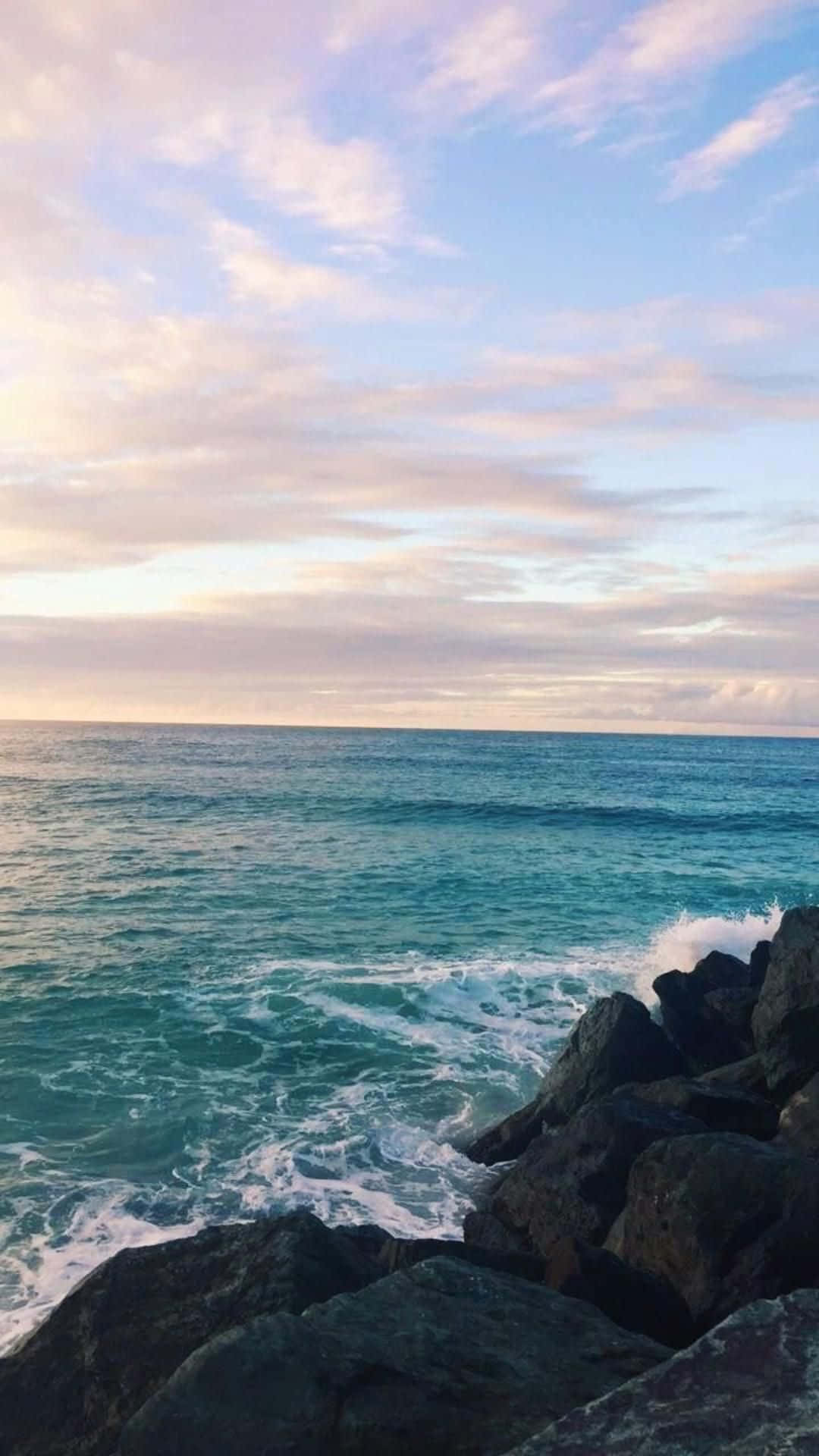 Soak Up The Ocean Sunrise In This Phone's Beautiful Aesthetic Background