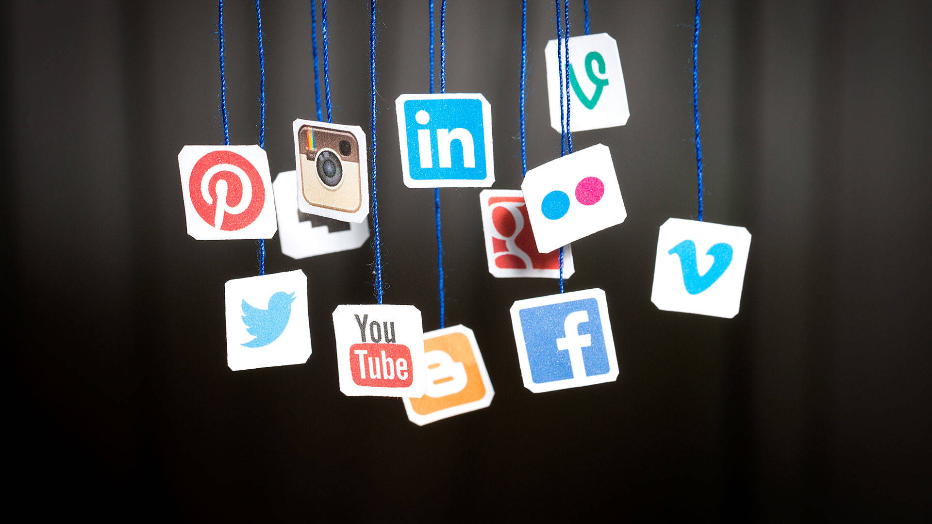 Social Media Dangling Icons