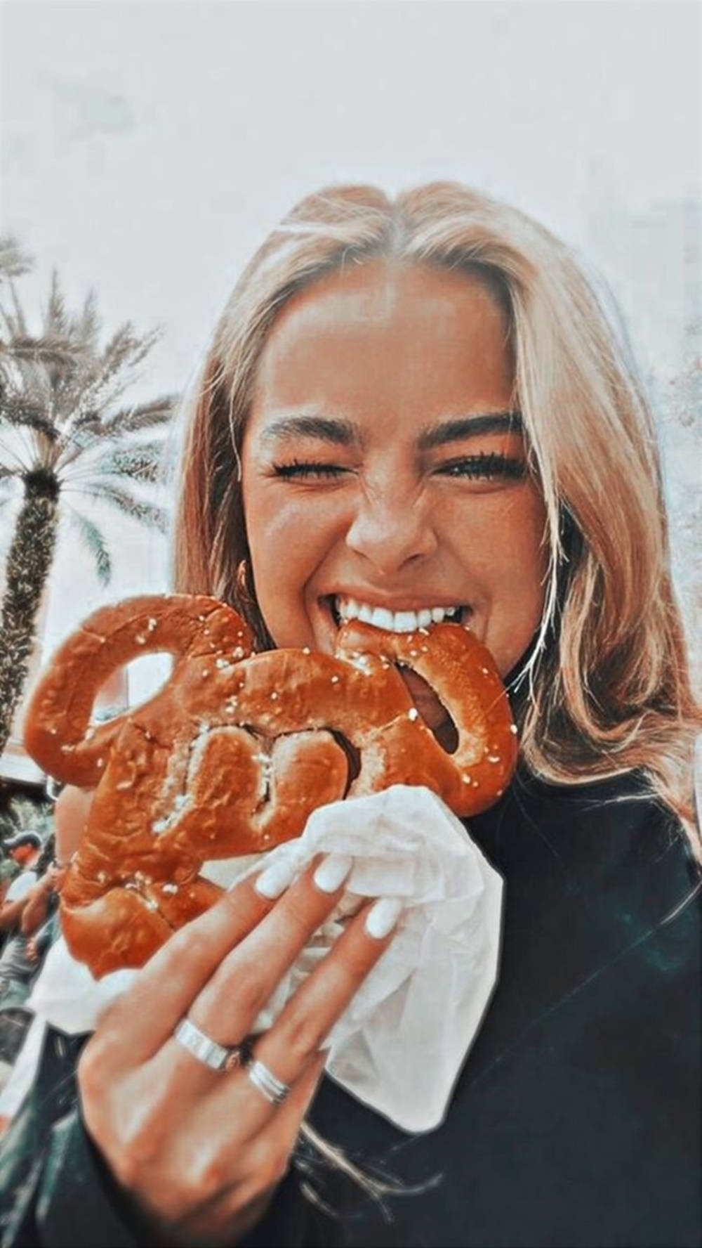 Social Media Influencer Addison Rae Pfp Eating Pretzels Background