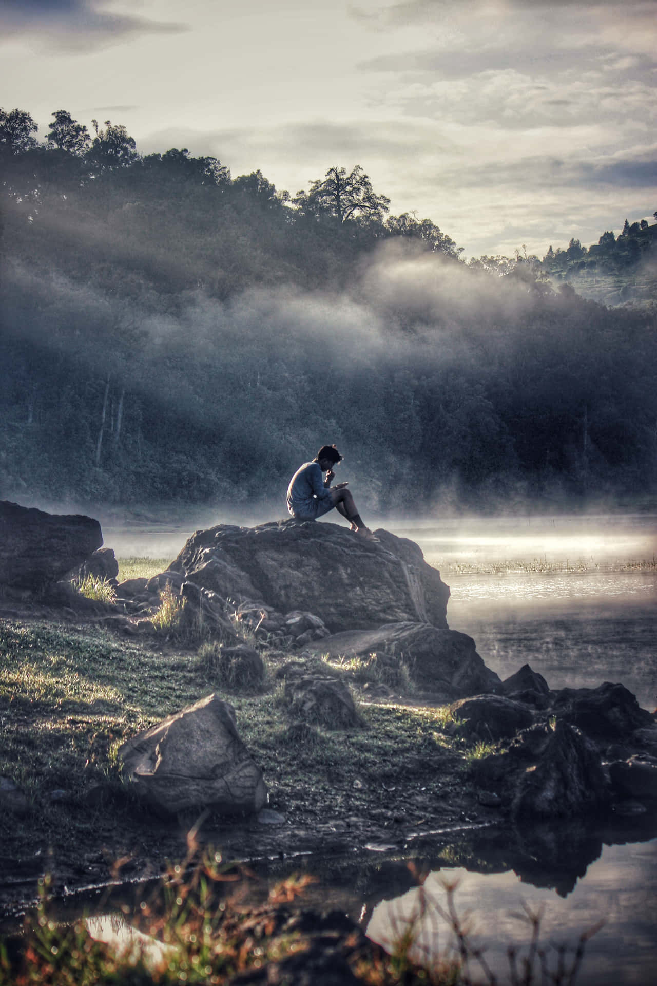 Somber Night Beside The Ocean Background