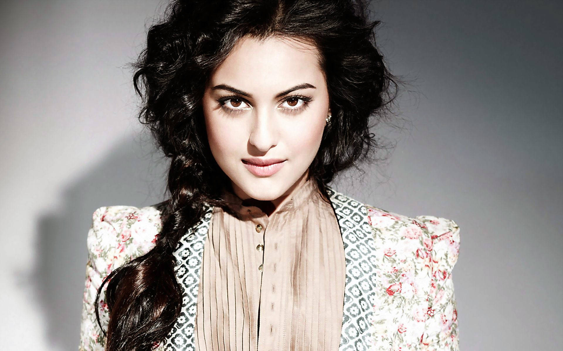 Sonakshi Sinha Elegant Look And Style Background