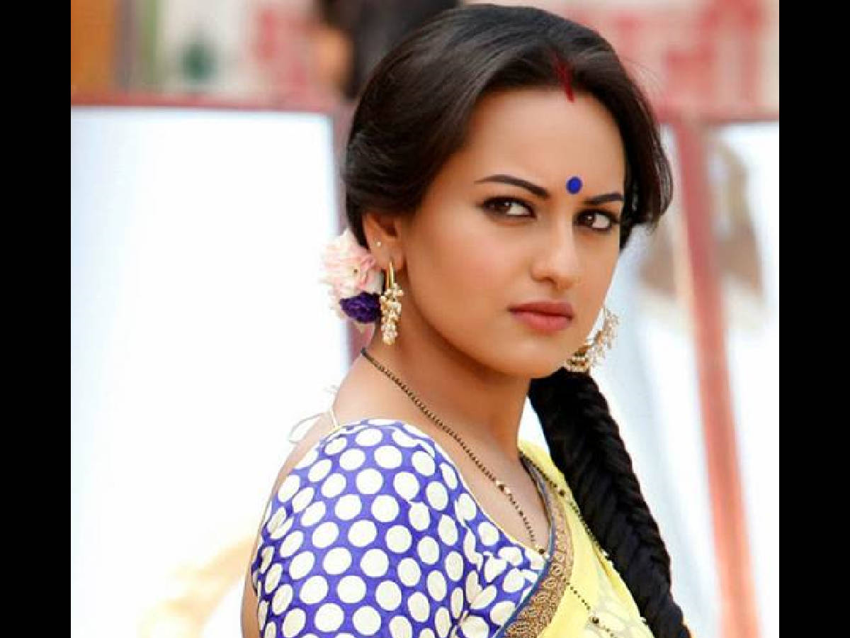 Sonakshi Sinha With Forehead Blue Mark Background