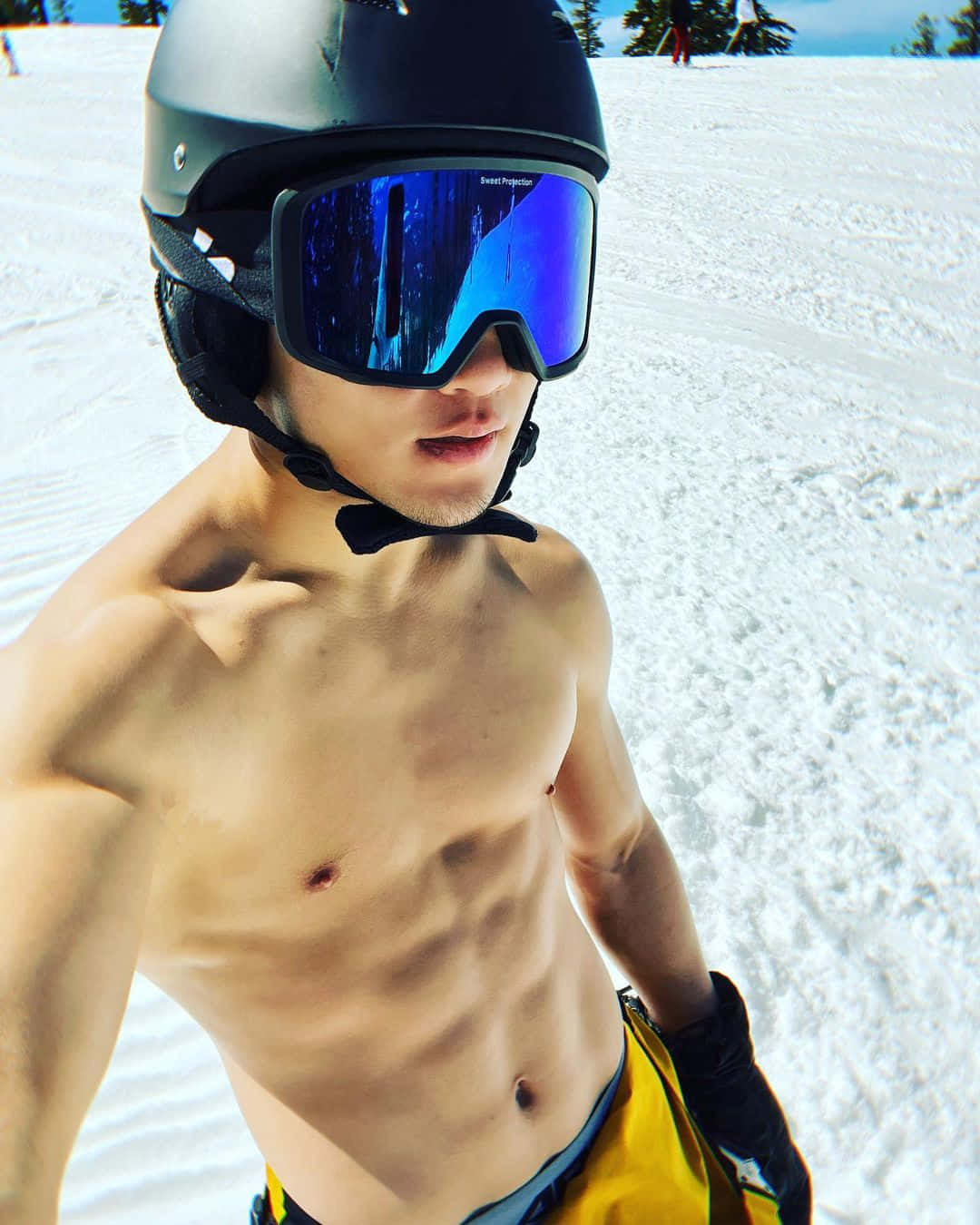 Song Yadong Shirtless Skiing Background