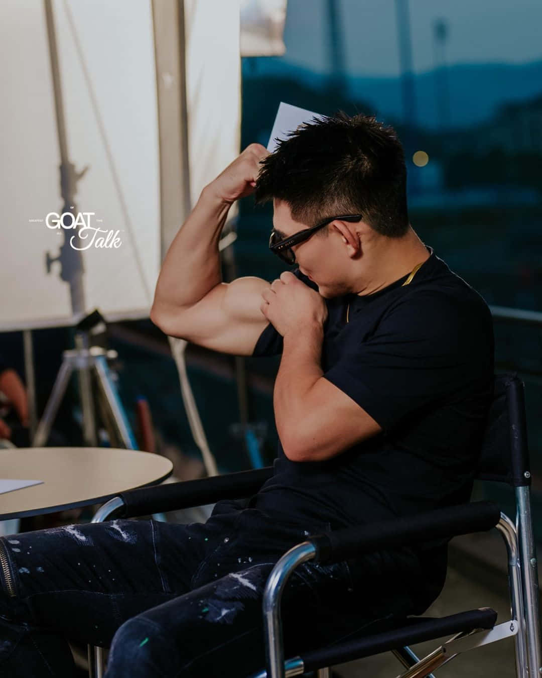 Song Yadong Showing His Biceps Background
