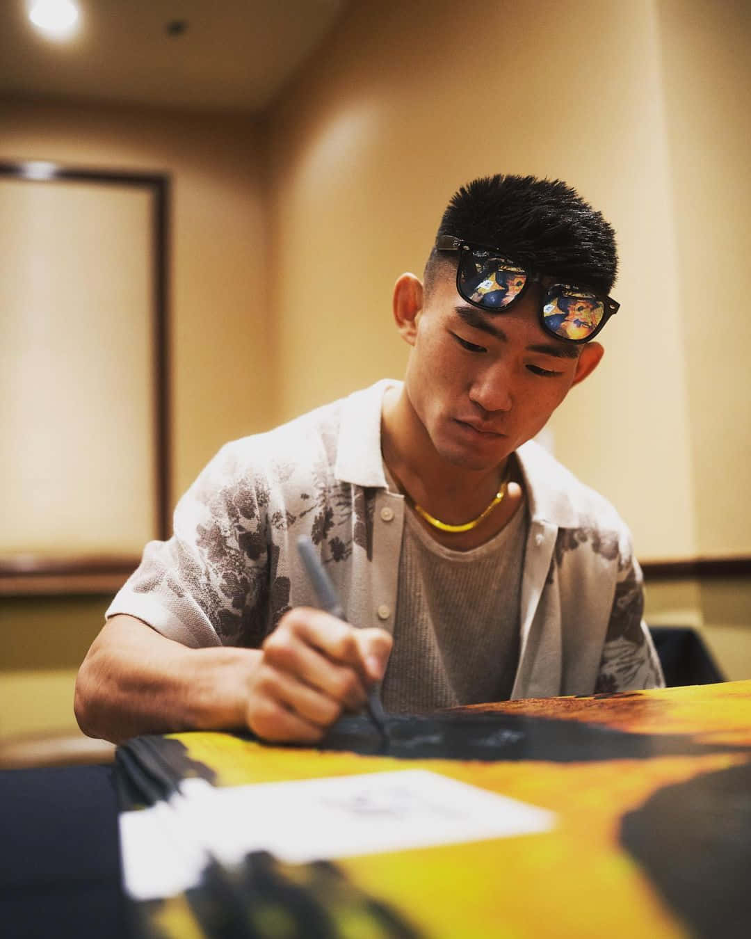 Song Yadong Singing Autographs Background
