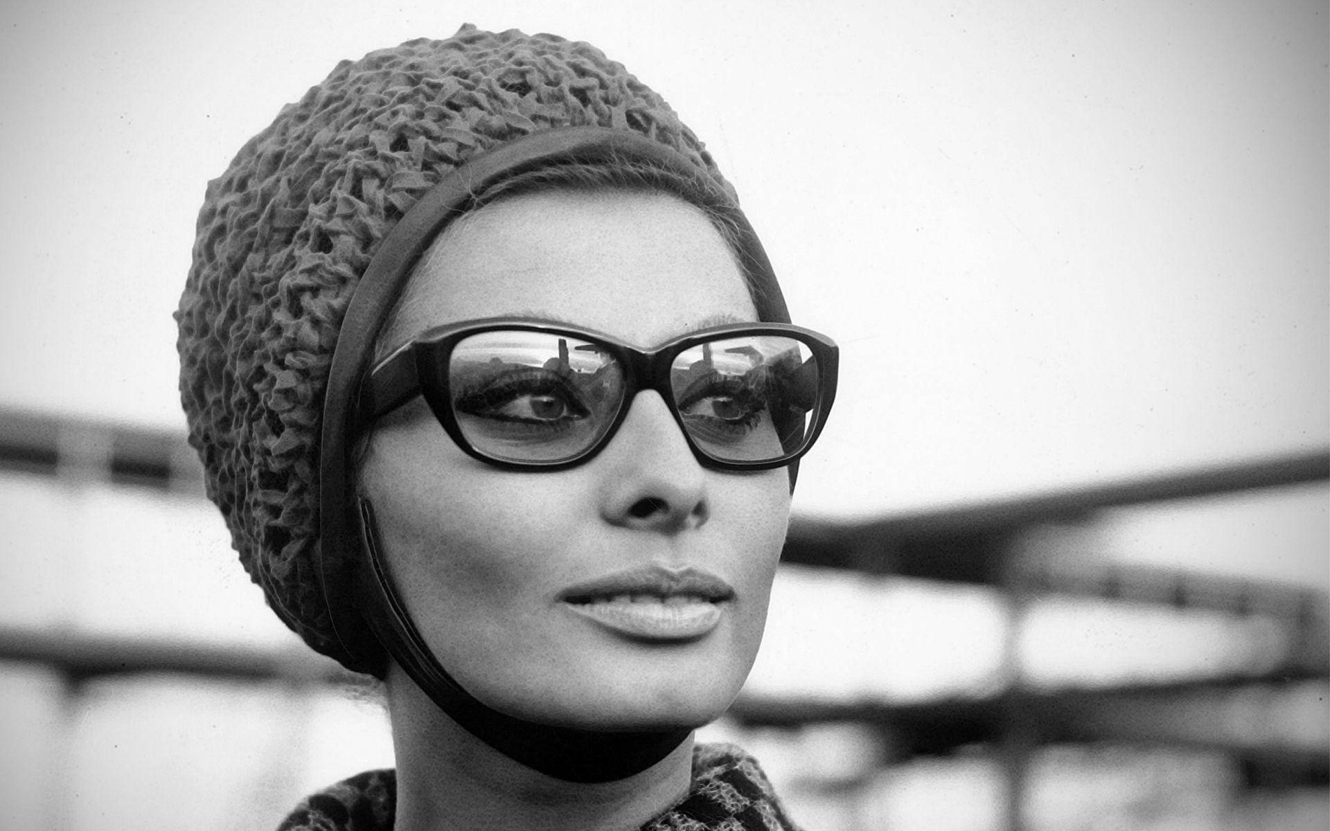 Sophia Loren At London Airport Background