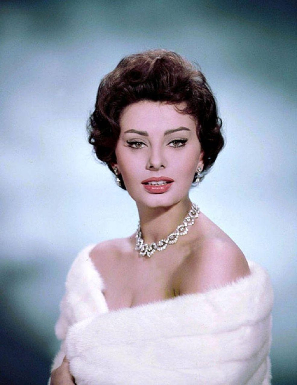 Sophia Loren Stunning Portrait Background