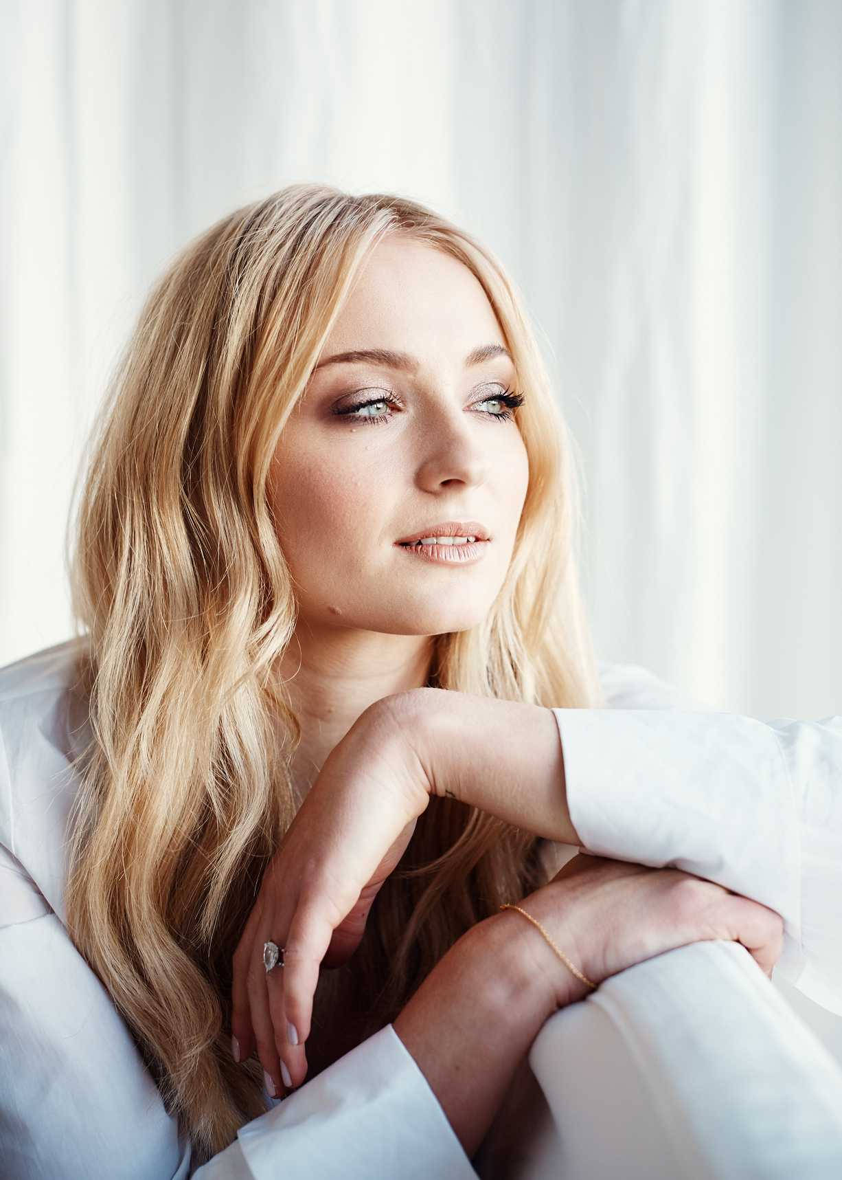 Sophie Turner Side View Photo Background