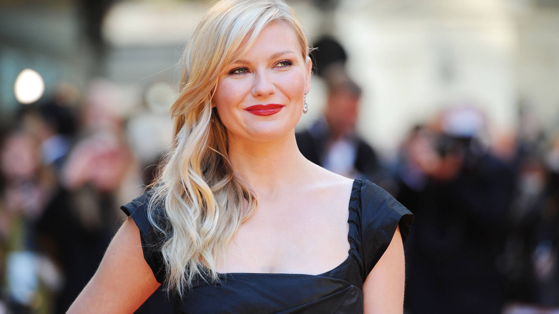 Sophisticated Kirsten Dunst Background