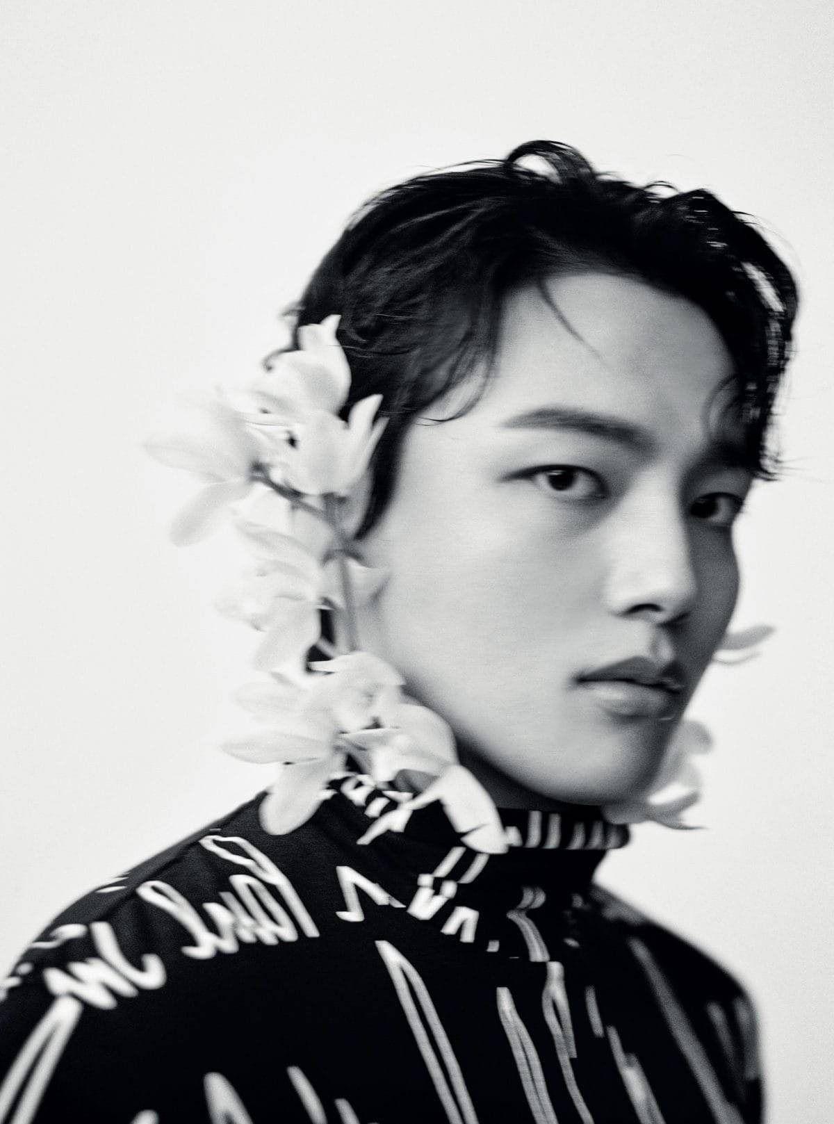 South Korean Actor Yeo Jin Goo Posing With Floral Background Background