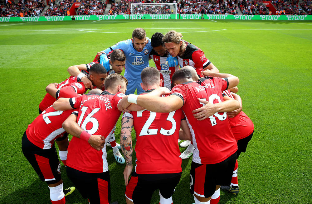 Southampton Fc Player Huddle Background