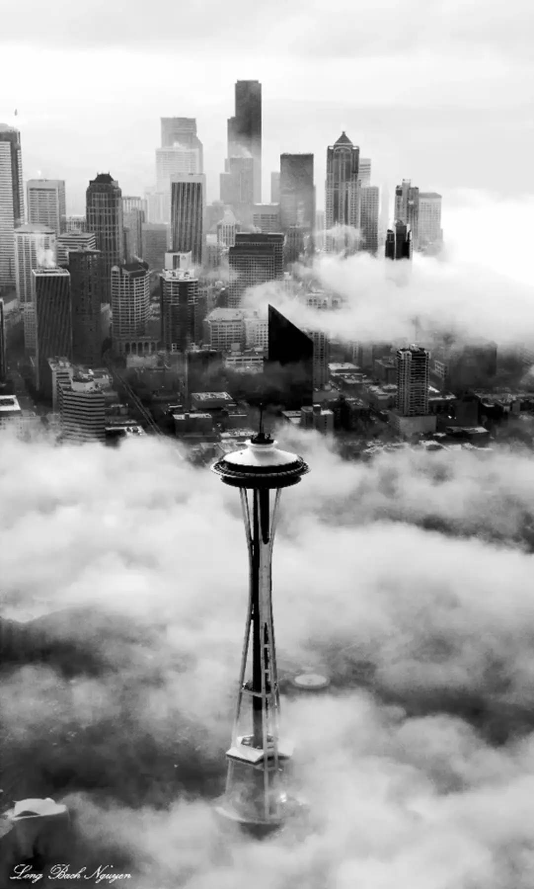 Space Needle Seattle Rain And Fog Background