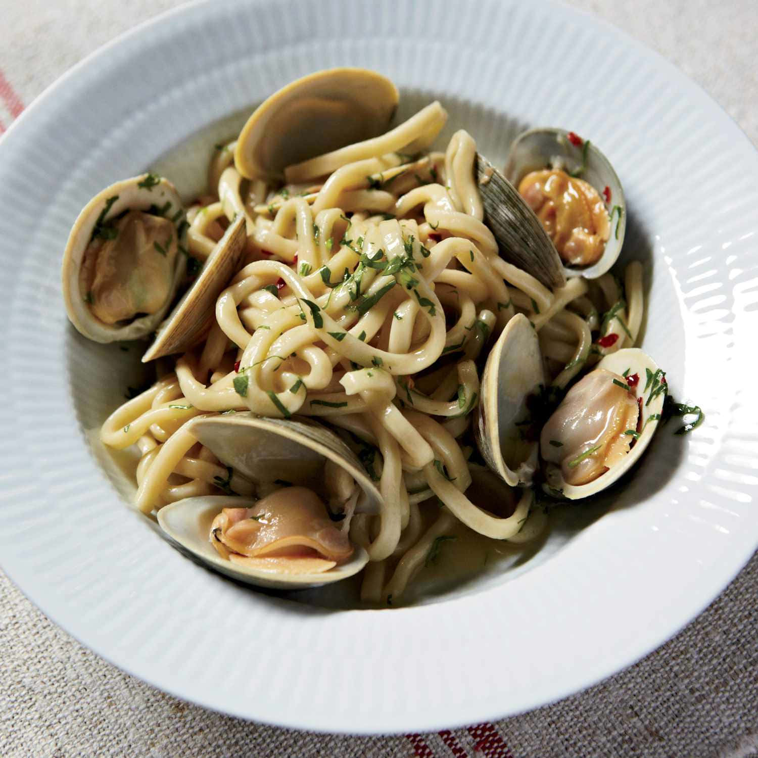 Spaghetti Alla Vongole In Food And Wine Magazine Background